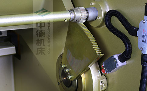 ZDS-450采用高精度刀片間隙調(diào)節(jié)齒輪，經(jīng)過(guò)淬火高硬度又耐磨，表面鍍鋅不生銹，長(zhǎng)年累月使用依然有很高的調(diào)節(jié)精度.jpg