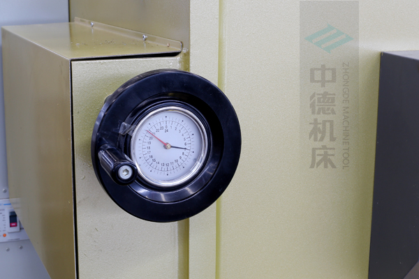 ZDG-640刀片間隙調(diào)節(jié)裝置，設(shè)置在機(jī)架前面，并有刻度顯示，調(diào)節(jié)方便.jpg