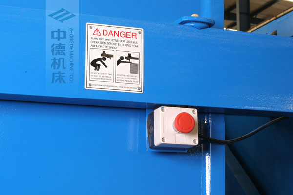 ZDSK-1232剪板機(jī)后部緊急停止按鈕，最大程度保障工人安全.jpg