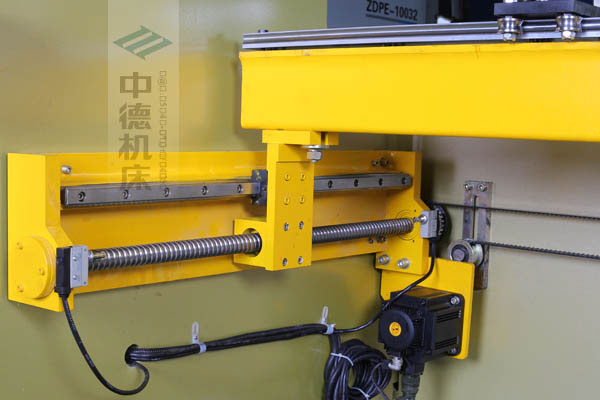 ZDPK-10032X軸配有滾珠絲桿及直線導(dǎo)軌，大功率伺服電機(jī)，鋼絲同步帶，能顯著提升X軸定位精度及速度