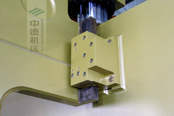 ZDP-16060加厚型滑塊導(dǎo)軌，強有力的保持滑塊間隙，有效減少工作時的抖動.jpg