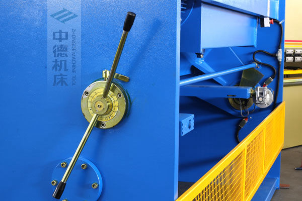 ZDS-1632剪板機(jī)刀片間隙手動調(diào)節(jié)器，刻度清淅，調(diào)節(jié)省力又簡便.jpg