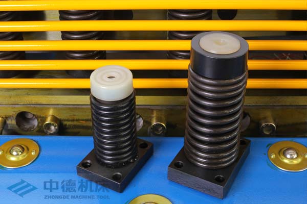 ZDS-1632采用高品質(zhì)壓料油缸，不滲油不會在板材表面留有油污.jpg