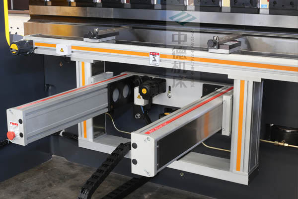 ZDPE10025-4+1軸全封套加強型鋁合金后檔料系統(tǒng)，內有成套滾珠絲桿和直線導軌，精度高速度快噪音低.jpg