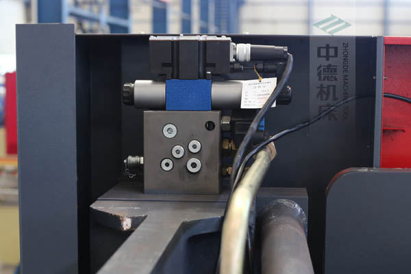 ZDPE10025采用進口液壓系統(tǒng)，穩(wěn)定無故障，耐高溫高壓，持久工作精度高.jpg