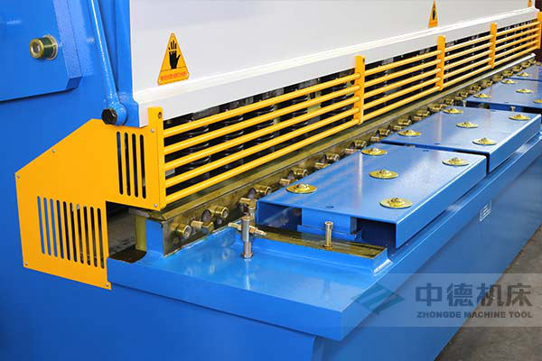 ZDS-632剪板機進料口，安全防護，進料無阻，又能直接觀看到燈光對線的剪切位置.jpg