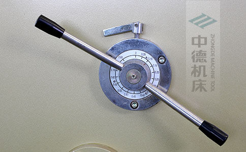 ZDS-1032剪板機(jī)刀片間隙手動(dòng)調(diào)節(jié)器，刻度清淅，調(diào)節(jié)省力又簡便.jpg