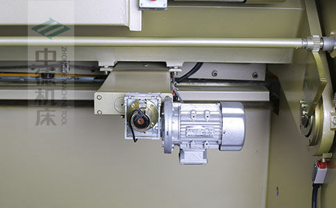 ZDS-1032剪板機(jī)后檔料結(jié)構(gòu)，平行度高，并采用國內(nèi)一流品牌軸承，耐磨抗壓壽命長.jpg